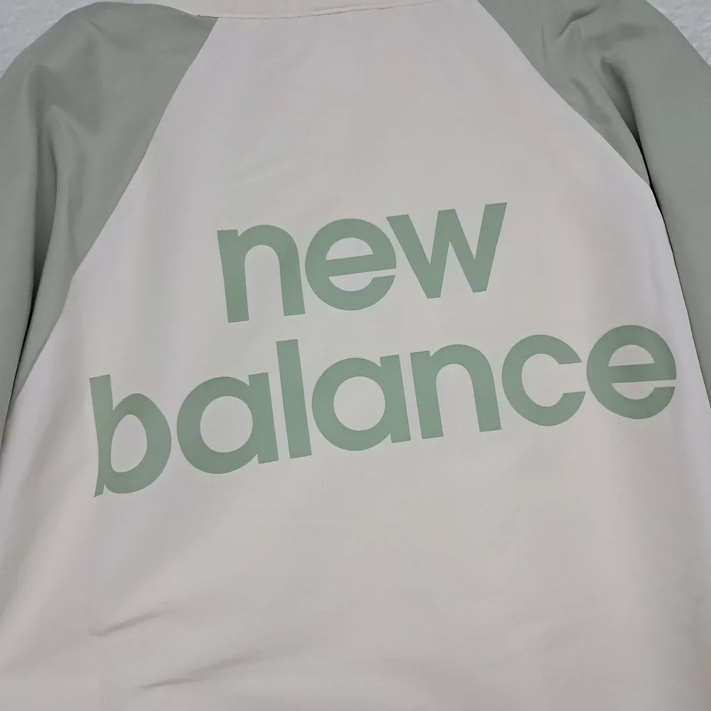 NWT New Balance Graphic Woven Jacket Women's Medium Cream Green Water Defy‎